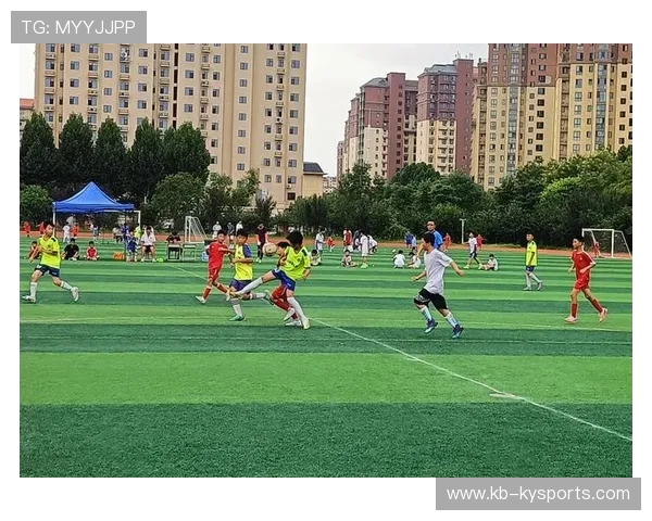 足球联赛在青训扶持中推动俱乐部与学校共建训练场地与课程，足球青训机构